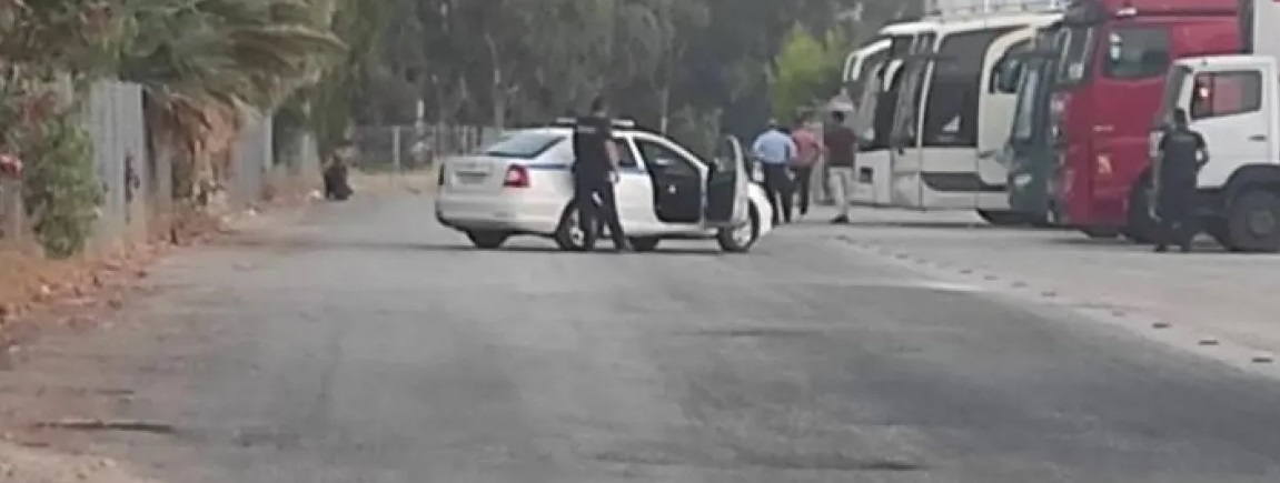 BINTEO: Άντρας στην Πάτρα απειλεί με καραμπίνα Αστυνομικούς