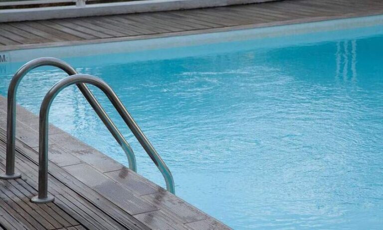 Έχασε τη μάχη ο 21χρονος που εντοπίστηκε αναίσθητος σε πισίνα ξενοδοχείου