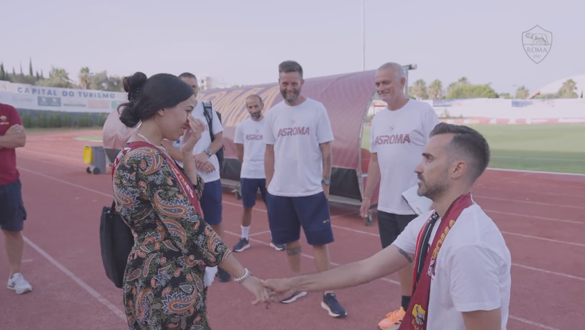 Οπαδός της Ρόμα έκανε πρόταση γάμου μπροστά στον… Μουρίνιο (ΒΙΝΤΕΟ)