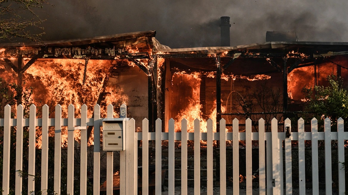 Παραδομένα στην φωτιά σπίτια σε Πεντέλη, Παλλήνη, Ανθούσα και Γέρακα (ΒΙΝΤΕΟ)