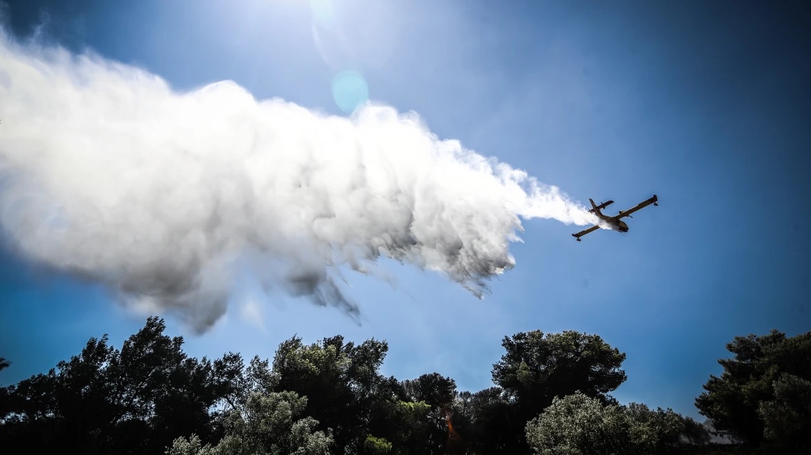 Φωτιά στην Πεντέλη: Χωρίς ενεργό μέτωπο, «μάχη» με διάσπαρτες εστίες