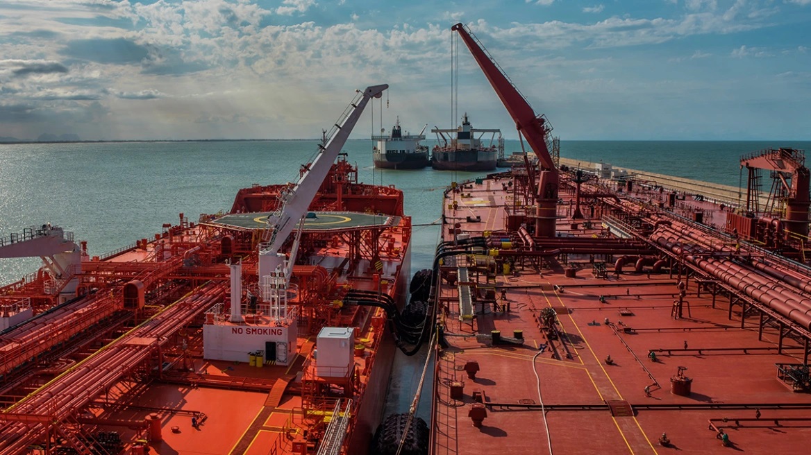 Λαθρεμπόριο λόγω κυρώσεων: Ρωσικά τάνκερς σβήνουν τα GPS και διακινούν πετρέλαιο