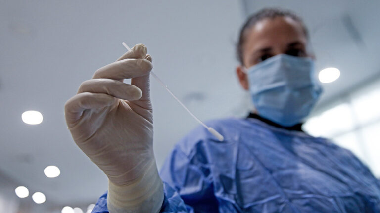 "Έφυγαν" 16 ασθενείς κορωνοϊού, 6.863 κρούσματα μέσα σε μια εβδομάδα