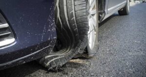 Έσκισαν τα λάστιχα του Υπουργού Οικονομικών στην παλιά Λευκωσία