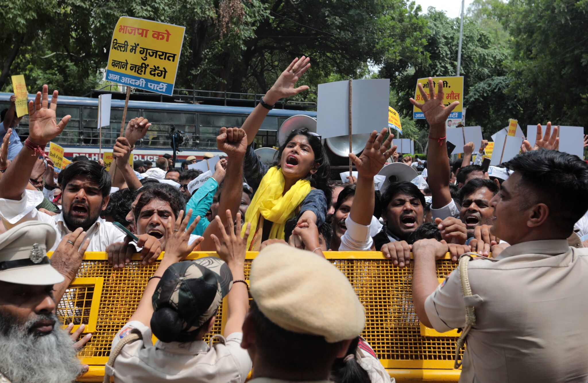 Ινδία: Έχασαν τη ζωή τους 42 άνθρωποι μετά από κατανάλωση τοξικού αλκοόλ