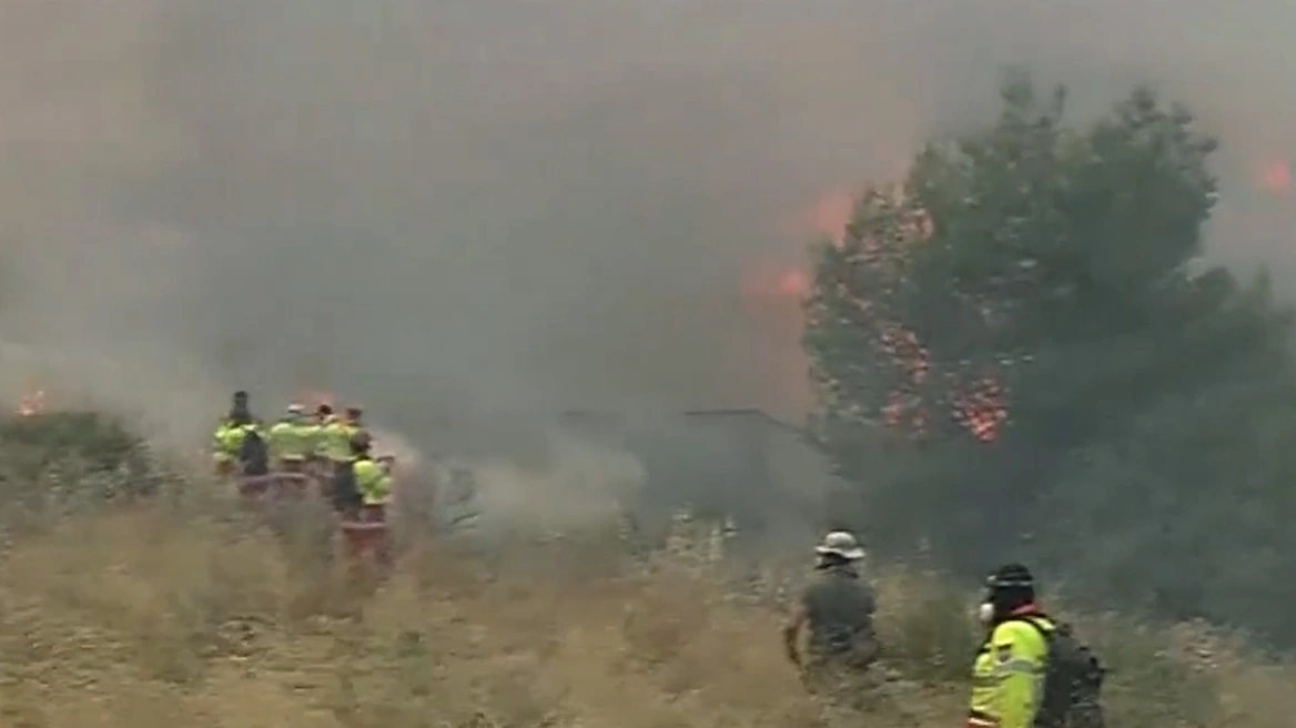 ΒΙΝΤΕΟ: Εκτός ελέγχου η φωτιά στα Μέγαρα, ζημιές σε σπίτια στη Ζάχουλη