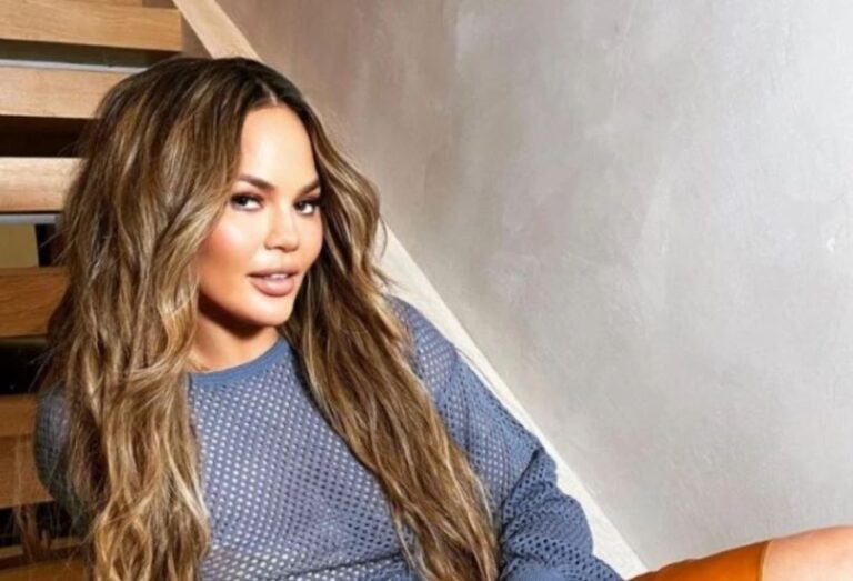 Έγκυος η Chrissy Teigen 22 μήνες μετά την απώλεια του μωρού της