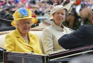 Η Βασίλισσα Ελισάβετ αποτίει δημόσια φόρο τιμής στην κόρή της Πριγκίπισσα Άννα