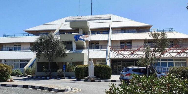 Τσακώθηκαν για το ενοίκιο και επιτέθηκε στον συγκάτοικό του με δύο μαχαίρια