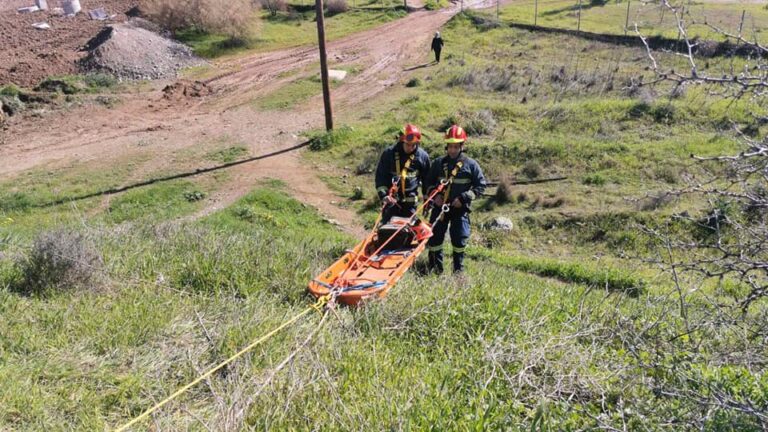 Δραματική διάσωση 25χρονου οδηγού τα ξημερώματα που κατέπεσε σε γκρεμό 30 μέτρων