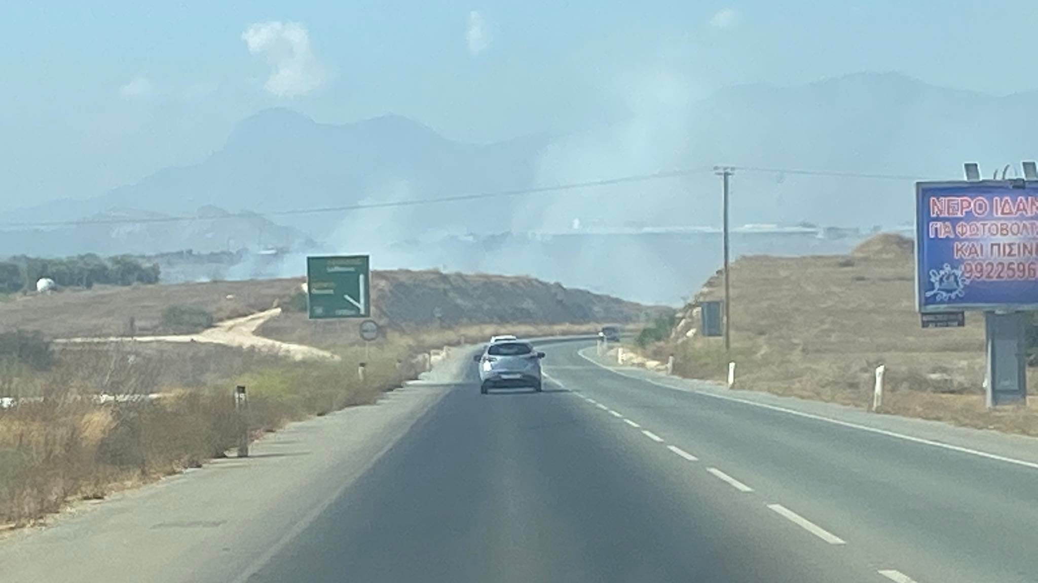 BINTEO&ΦΩΤΟ: Πυκνοί καπνοί κάλυψαν τον αυτοκινητόδρομο Ακακίου-Κοκκινοτριμιθιάς