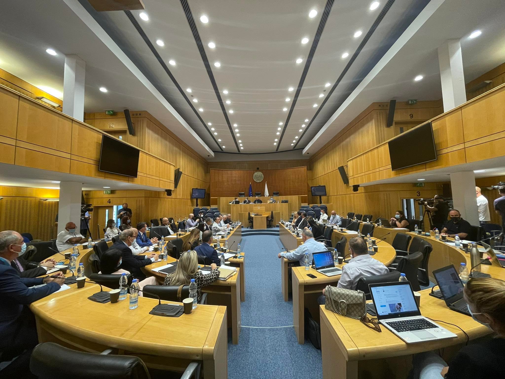 Επιλεκτική η έκθεση του Ελεγκτή, λέει ο Υπουργός Εσωτερικών ενώπιον της Βουλής