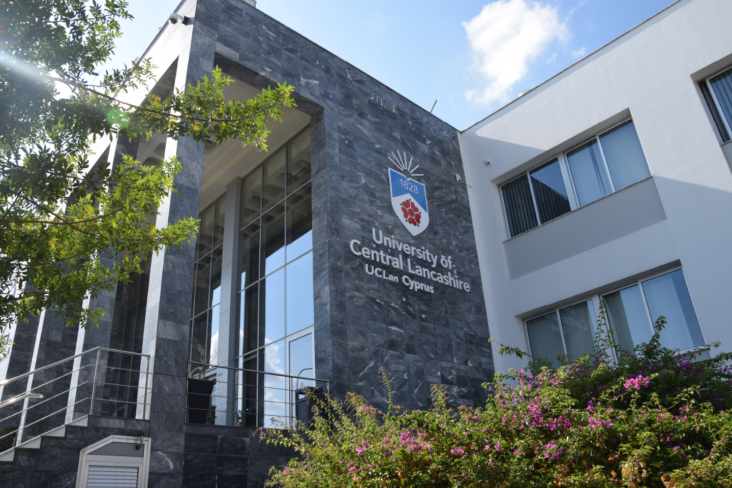 Το UCLan Cyprus πρωτοπορεί με τη νέα του διαφημιστική καμπάνια “We Embrace”