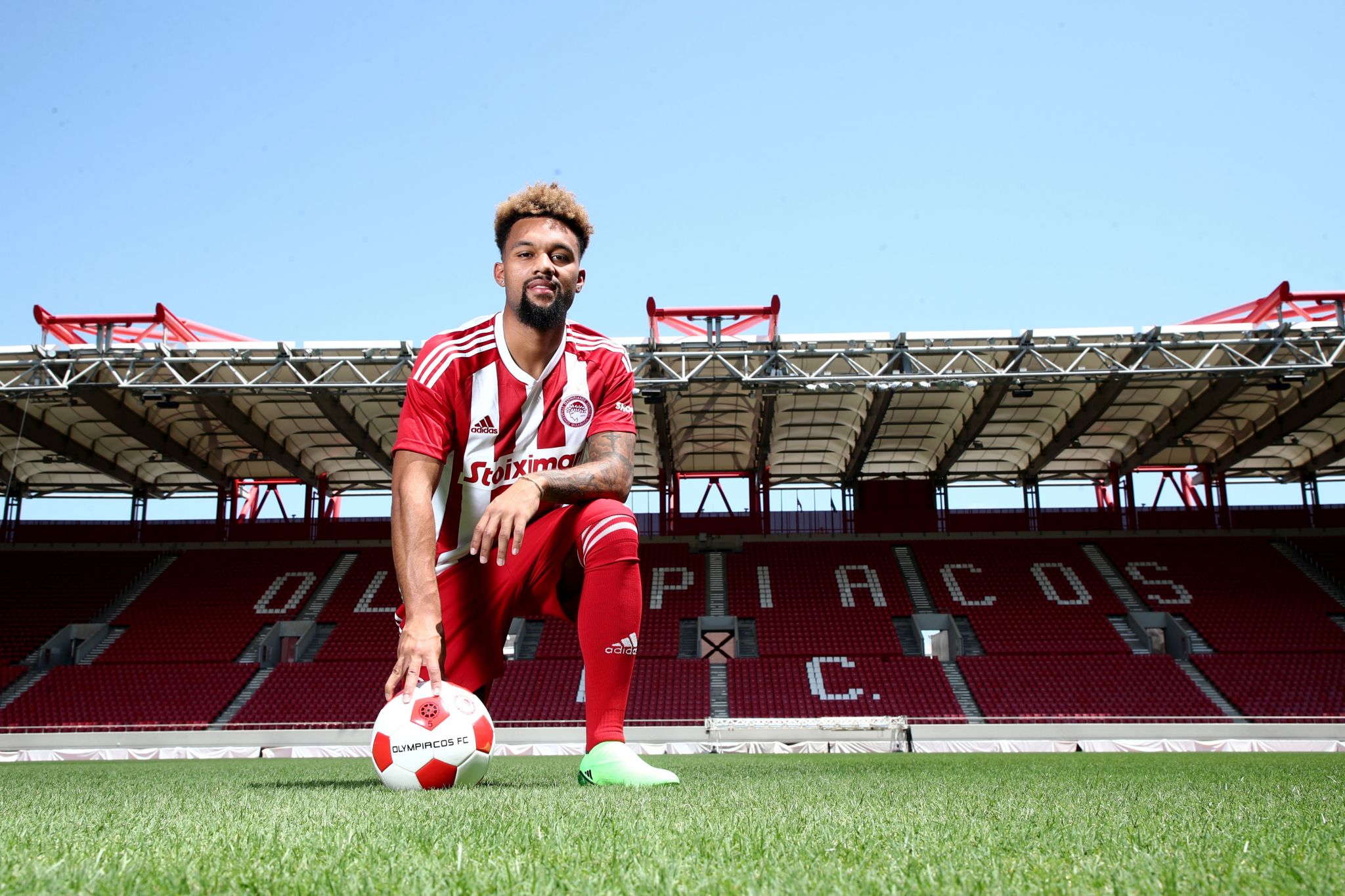 Στον Ολυμπιακό και επίσημα ο Ντε Λα Φουέντε (ΒΙΝΤΕΟ)