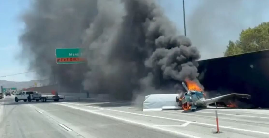 ΒΙΝΤΕΟ: Αεροσκάφος στις ΗΠΑ πέφτει σε αυτοκινητόδρομο και τυλίγεται στις φλόγες