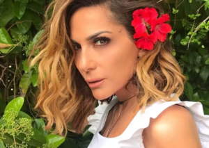 Δέσποινα Βανδή: Τραγουδά ξημερώματα καθισμένη στο πλακόστρωτο της Πάρου