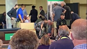 ΒΙΝΤΕΟ: Μαχαίρωσαν επί σκηνής τον συγγραφέα των «Σατανικών Στίχων»