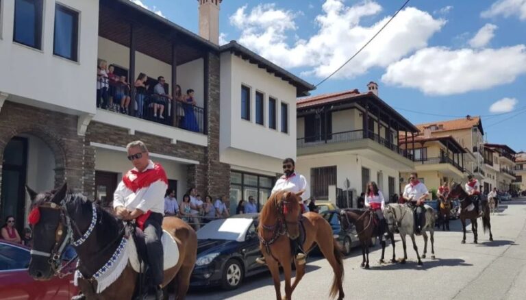 ΒΙΝΤΕΟ: Αναβίωσε το έθιμο των καβαλάρηδων της Παναγιάς στη Σιάτιστα