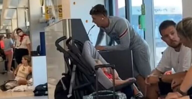 Ζάκυνθος: Βρετανός φαρσέρ ανακοίνωνε καθυστερήσεις απ' τα μεγάφωνα