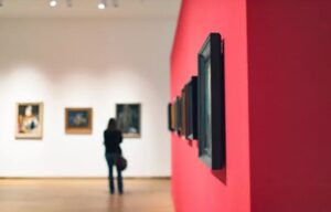 Xόρταιναν με….τέχνη: Viral βίντεο με ζωύφια σε εκθέματα σε μουσείο στο Ιράν