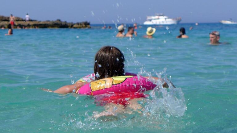 Παιδιά και παραλία: Όλα όσα πρέπει να ξέρετε για να ένα ασφαλές μπάνιο