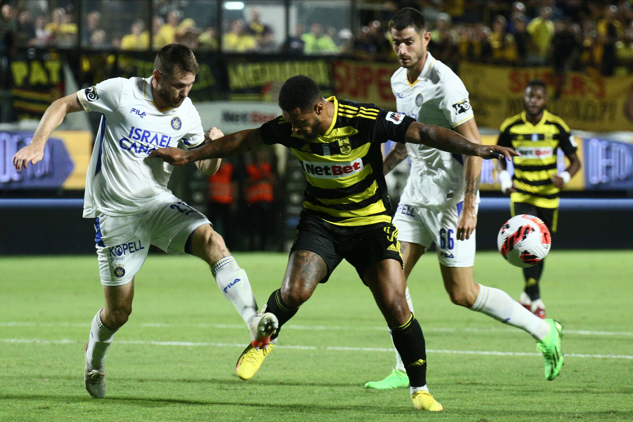 Καλύτερος αλλά και αυτόχειρας Άρης, αποκλείστηκε από τη Μακάμπι