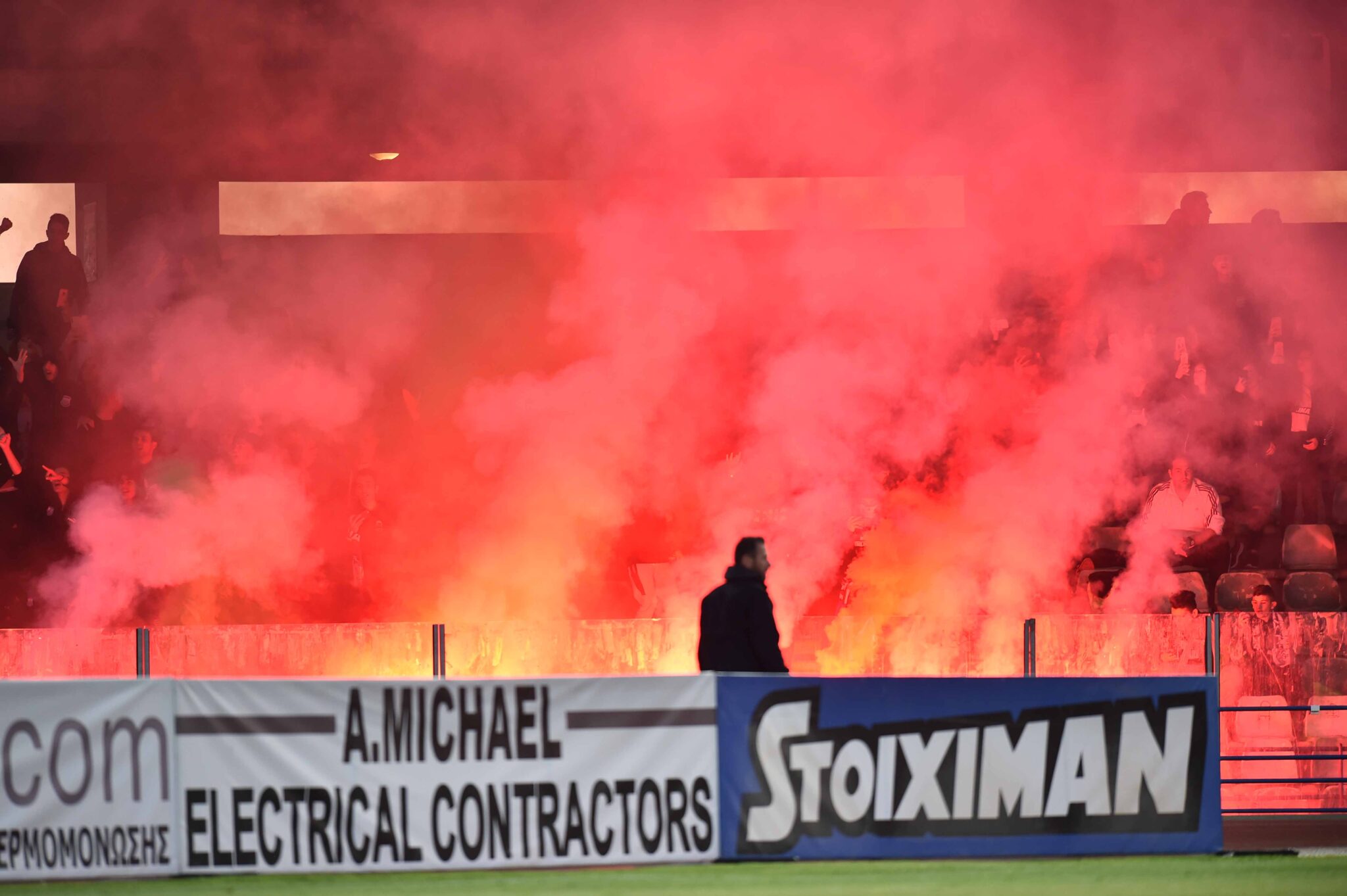 Εκτός γηπέδων ο 29χρονος που μετέφερε φωτοβολίδες στο στάδιο ΓΣΠ