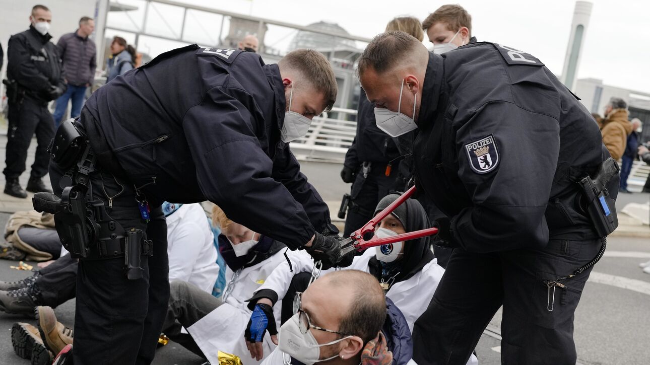 ΒΙΝΤΕΟ: Άγριες συμπλοκές στη Γερμανία σε πορείς και διαμαρτυρίες για το κλίμα