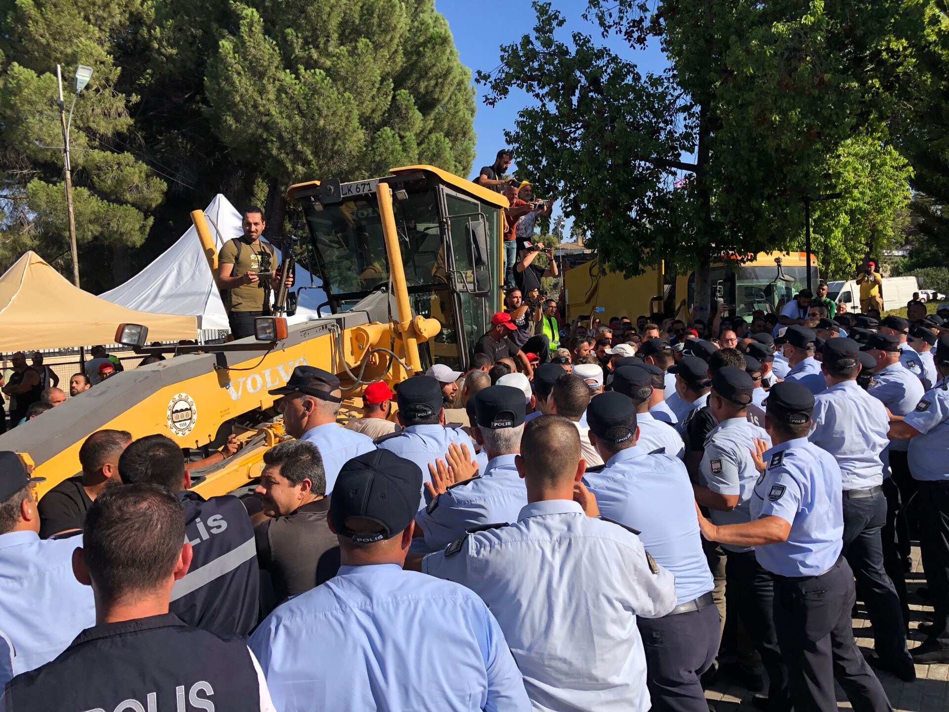 Επεισοδιακή νύχτα στα κατεχόμενα: Μειώνονται οι "δήμοι" με απόφαση ψευδοβουλής