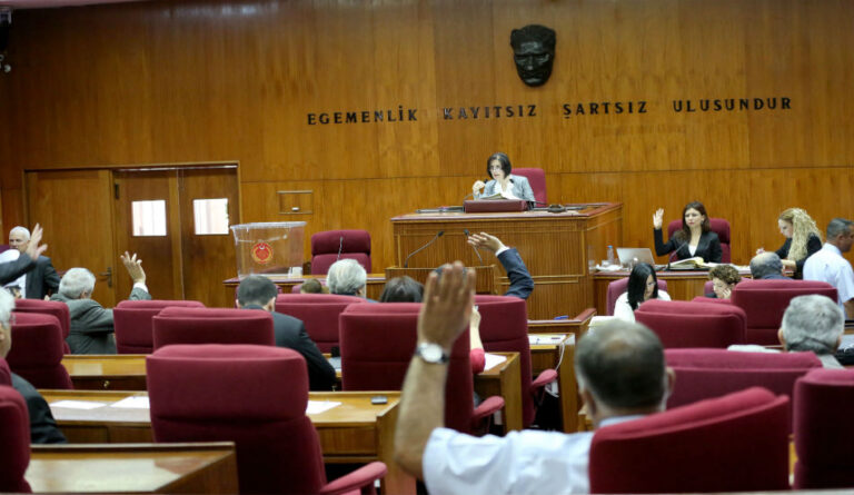 Τα κόμματα της τ/κ Αριστεράς απορρίπτουν το «νόμο» που ενοποιεί τους «δήμους»