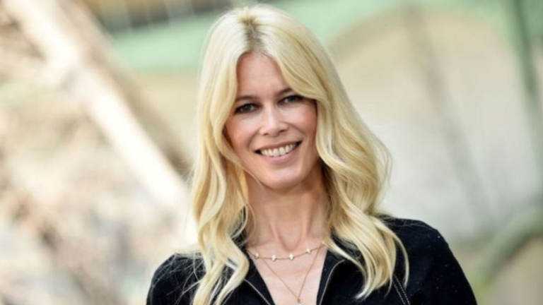 Κλόντια Σίφερ: Κάνει διακοπές στην Ελλάδα το πασίγνωστο μοντέλο