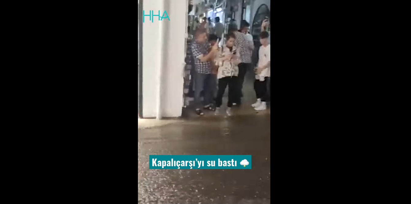 BINTEO: Πλημμύρισε το Μεγάλο Παζάρι στην Κων/πολη, με σφουγγαρίστρες οι έμποροι