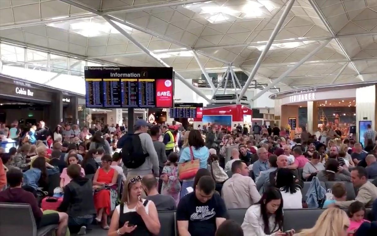 Καθυστερήσεις και ματαιώσεις πτήσεων, μένουν με τη βαλίτσα στο χέρι