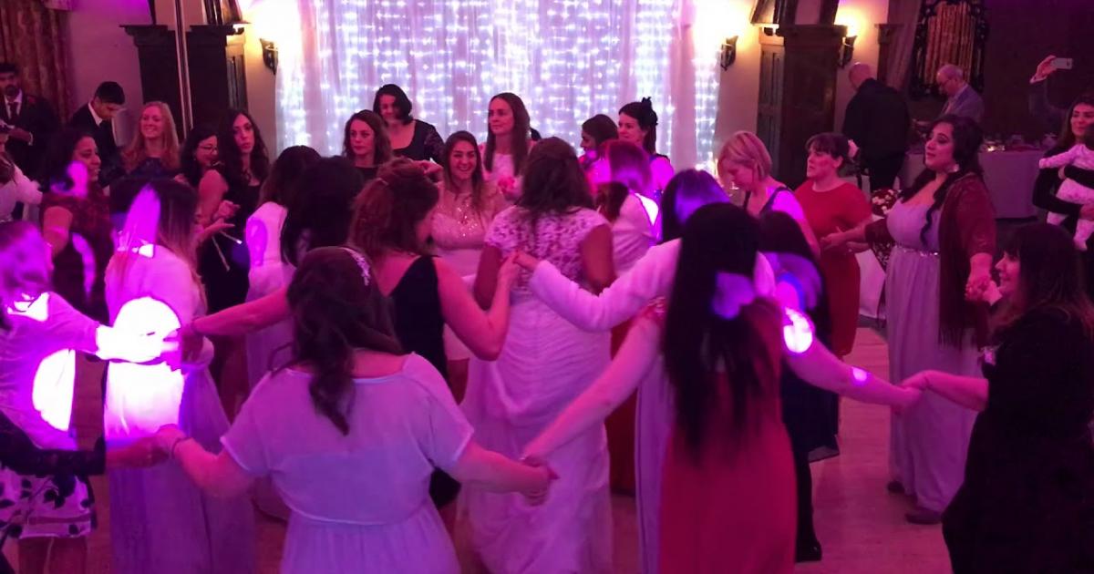 Clusters κορωνοϊού σε γάμους, μπαρ, summer schools και χώρους εργασίας (ΒΙΝΤΕΟ)