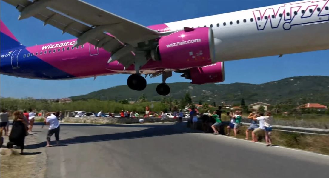 BINTEO: Αεροσκάφος "έξυσε" τα κεφάλια δεκάδων τουριστών στη Σκιάθο