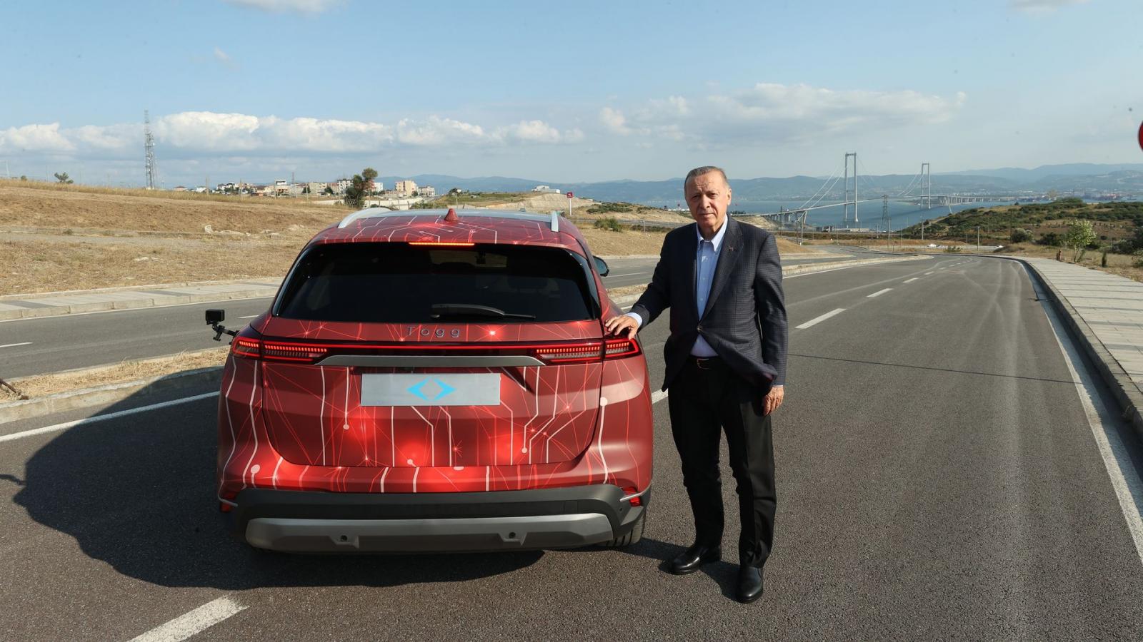 ΦΩΤΟ: Ο Ερντογάν οδηγεί το πρώτο αυτοκίνητο της Τουρκίας