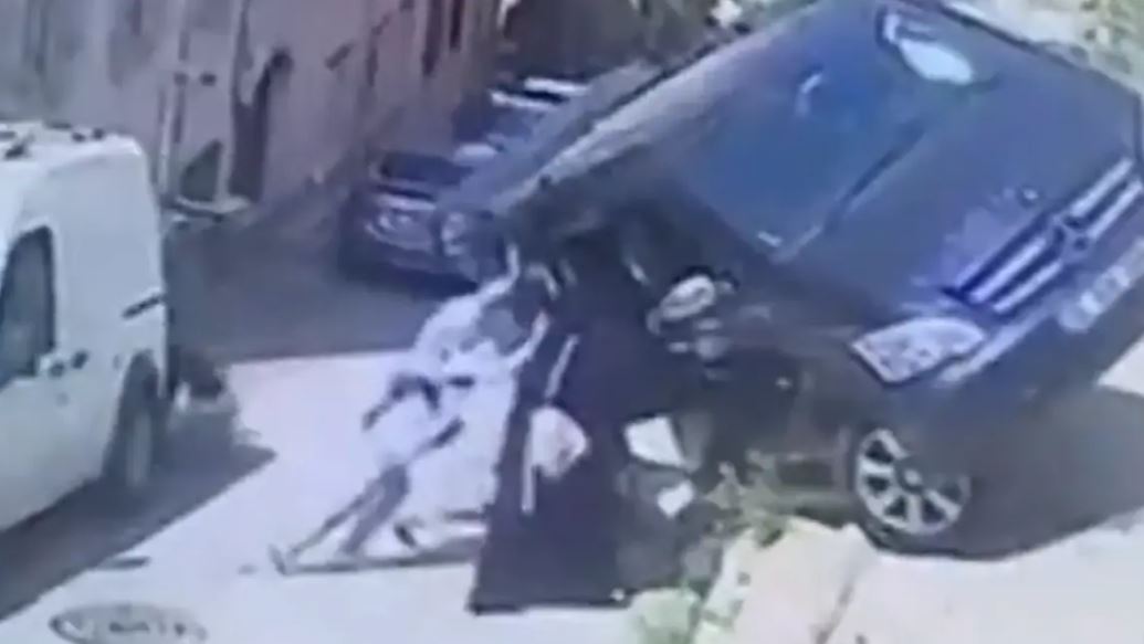 Τουρκία: Δύο γυναίκες κράτησαν μίνι βαν που πήγε να τις καταπλακώσει (ΒΙΝΤΕΟ)