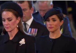 Η κίνηση της Μέγκαν Μαρκλ προς την Κέιτ Μίντλετον όταν είδε το φέρετρο