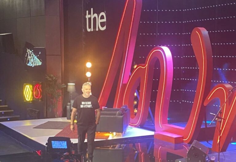 Τρυπώσαμε” στα παρασκήνια του γυρίσματος της πρεμιέρας του Λούης Night Show