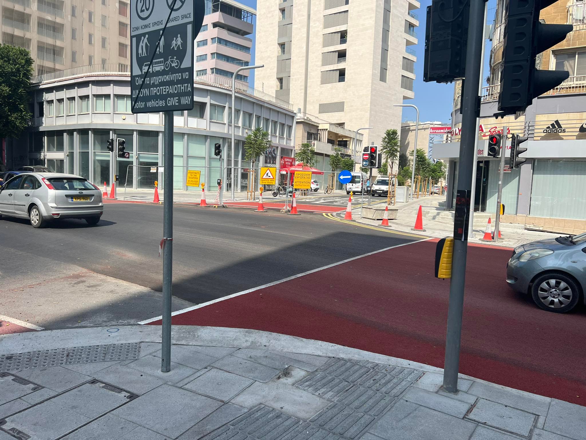 ΒΙΝΤΕΟ&ΦΩΤΟ: "Στολίδι" οι κάμερες στην Μακαρίου, συνεχίζεται η μονοδρόμηση