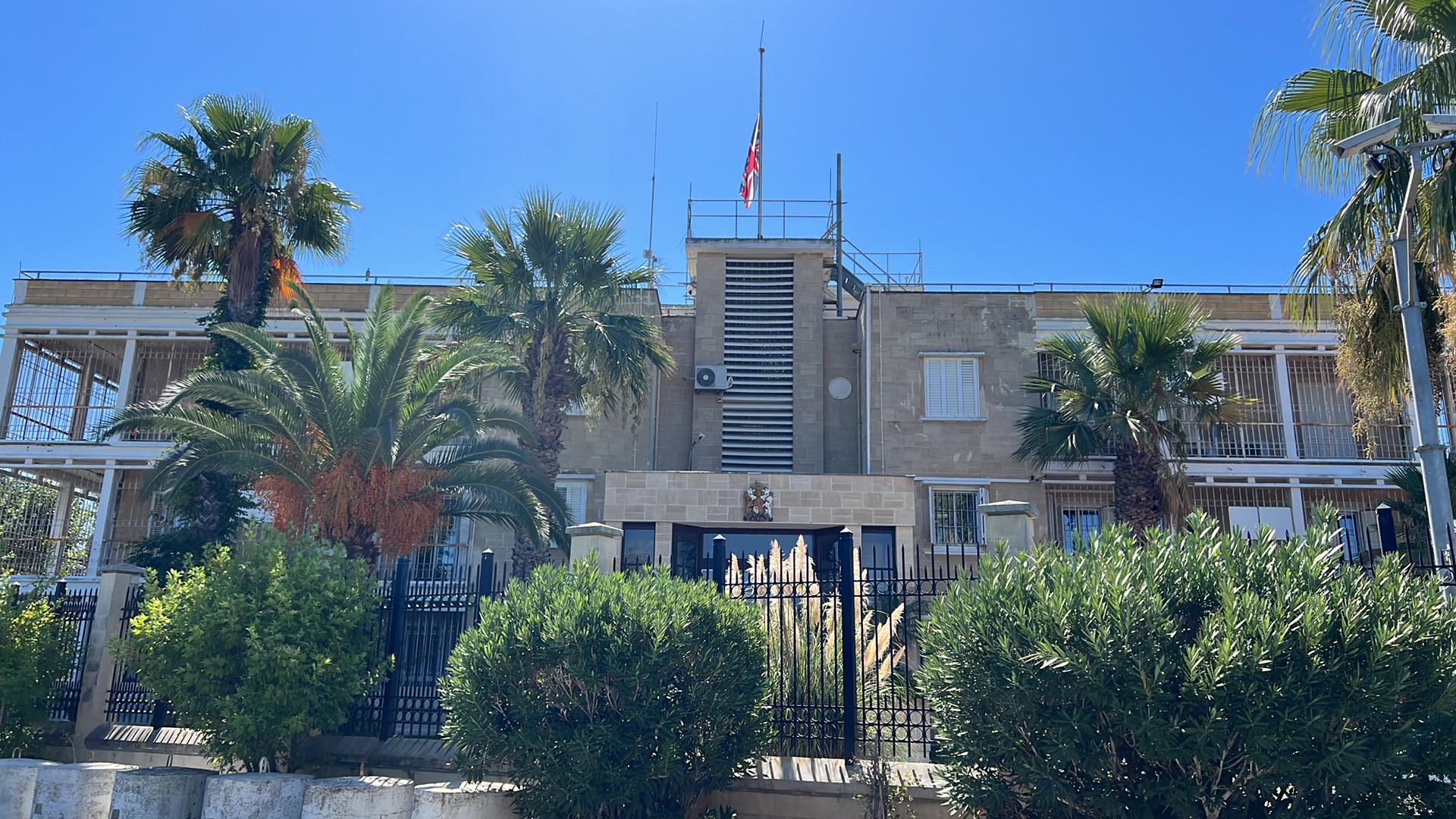 ΒΙΝΤΕΟ: Μεσίστια η σημαία στην Υπάτη Αρμοστεία του Ηνωμένου Βασιλείου