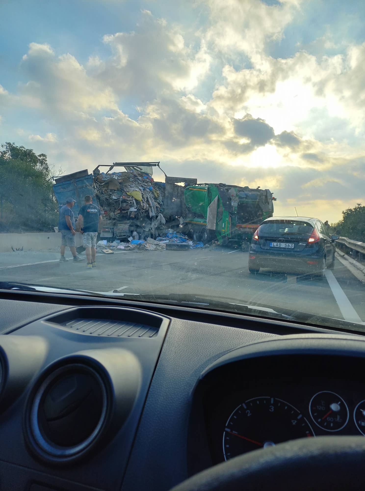 ΦΩΤΟ: Τρία άτομα στο νοσοκομείο λόγω τροχαίου, ένα πρόσωπο τραυματίστηκε σοβαρά