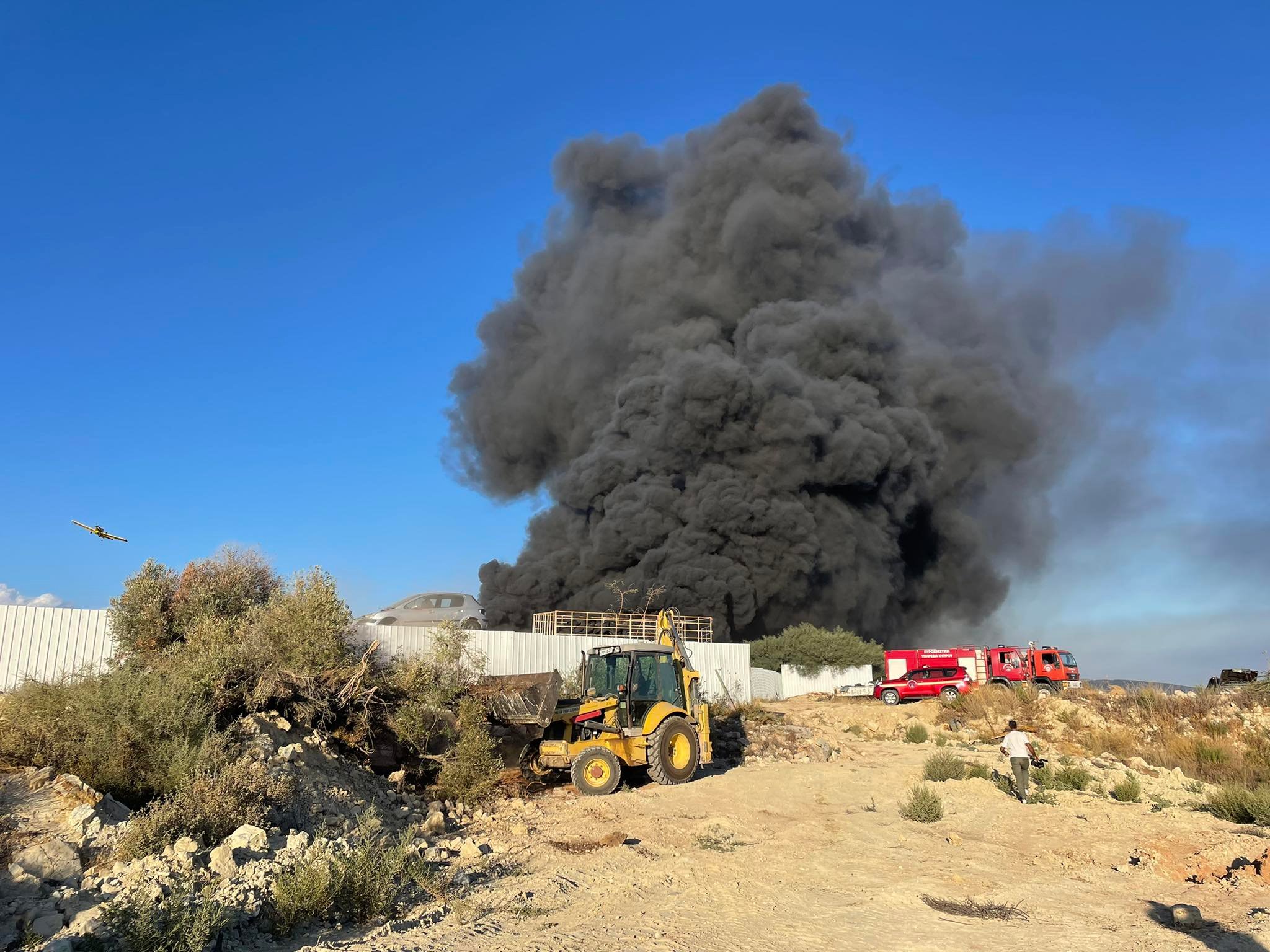 Διαχειρίσιμη η πυρκαγιά στην Άλασσα, εστίες σε σκουπιδότοπο και χώρο ανακύκλωσης