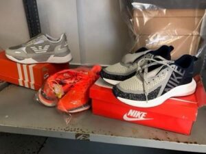 ΦΩΤΟ: Κατασχέθηκαν αθλητικά παπούτσια «μαϊμού» σε οδοφράγματα