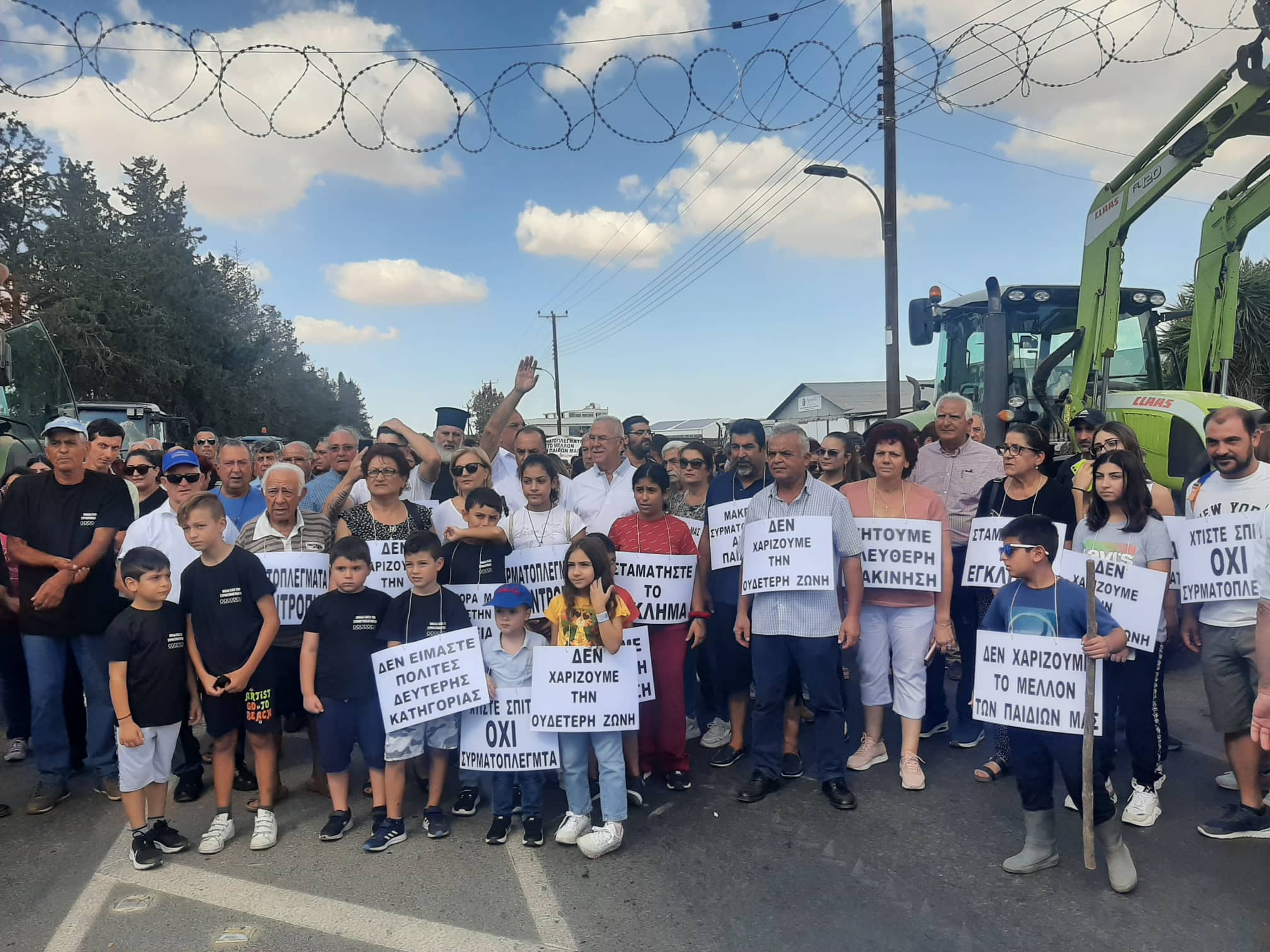 ΦΩΤΟ: "Έδεσαν" τρακτέρ με συρματόπλεγμα και απέκοψαν το δρόμο Λευκωσίας-Τροόδους