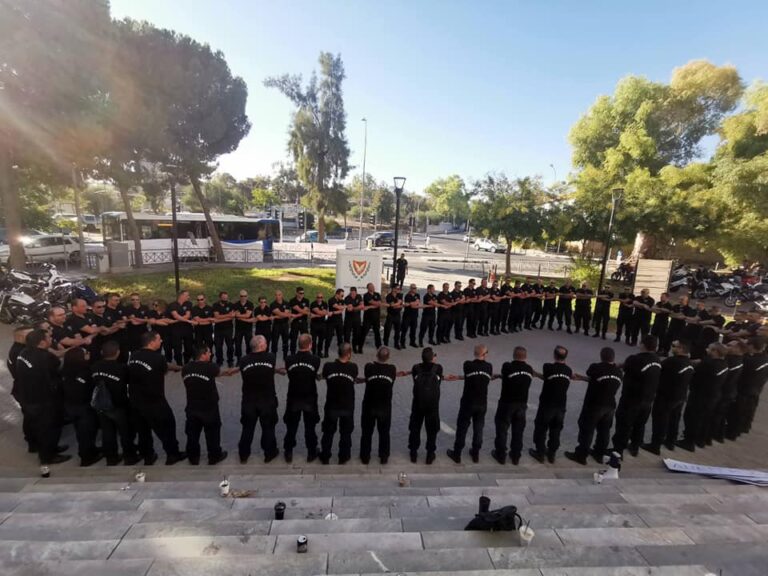 Έξω από το Υπουργείο Οικονομικών οι δεσμοφύλακες, συνεχίζονται οι κινητοποιήσεις