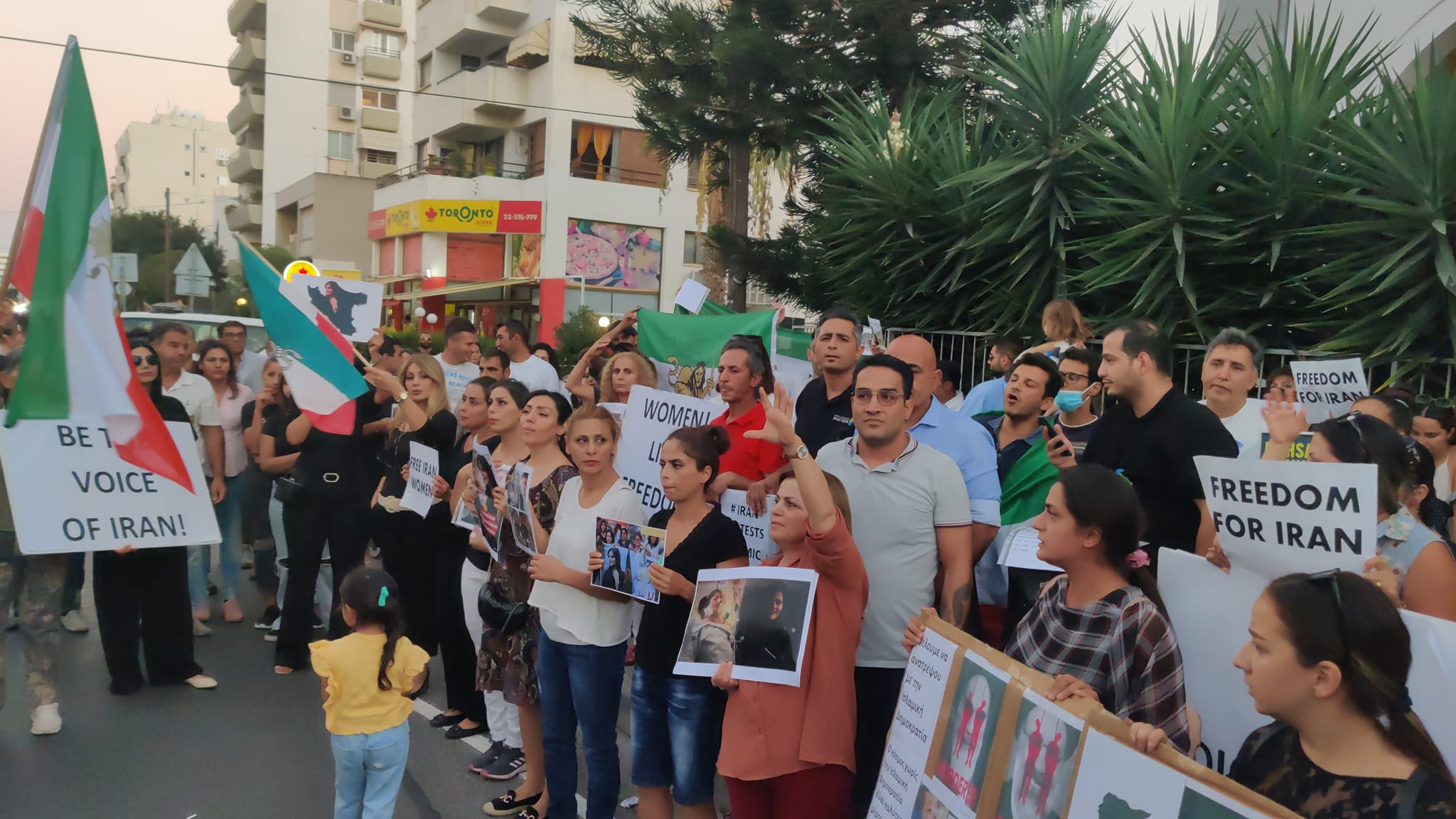 ΦΩΤΟ: "Eλευθερία στις γυναίκες" φώναξαν διαδηλωτές έξω από την Πρεσβεία του Ιράν