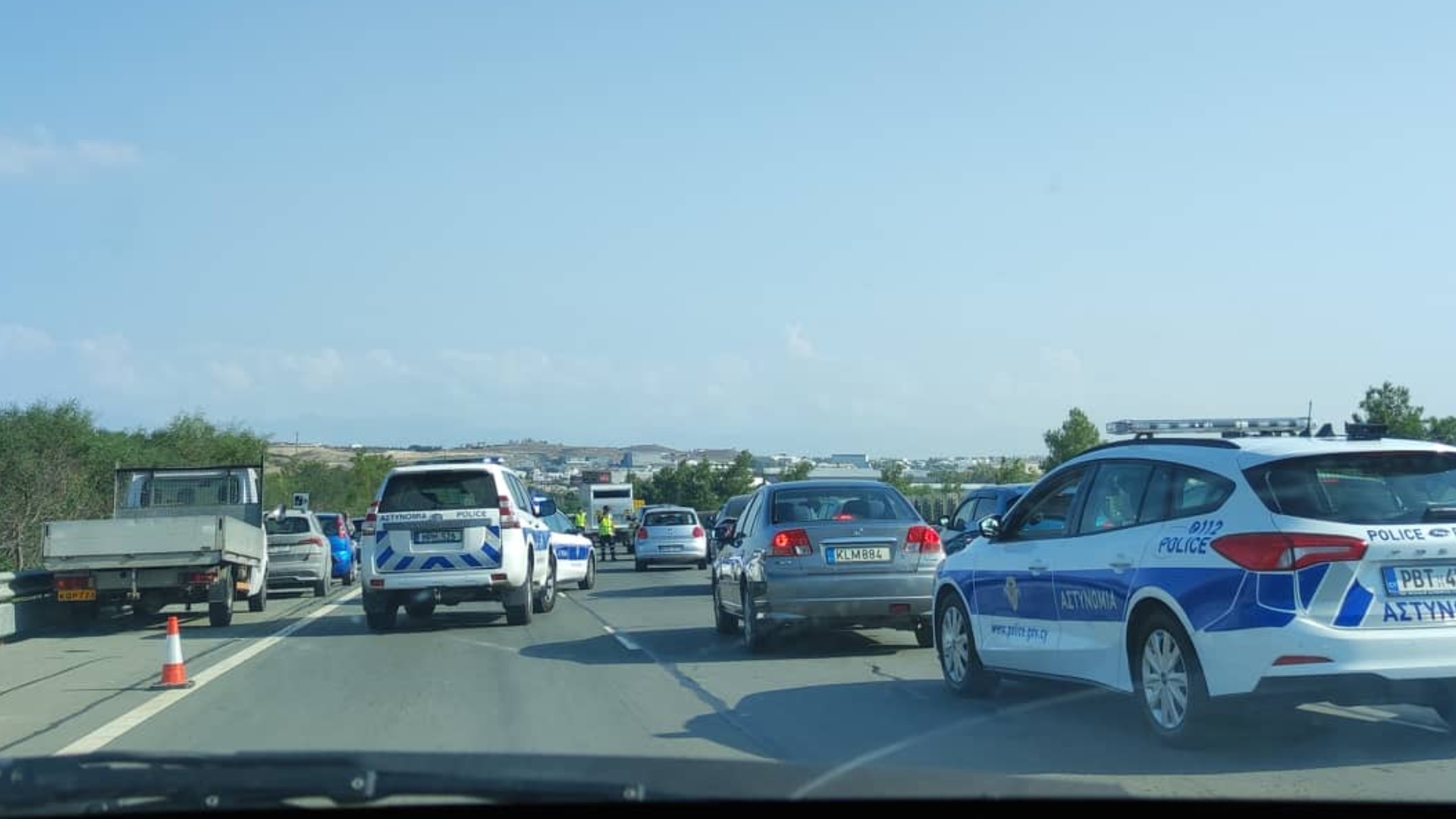 ΦΩΤΟ: Χάος στον αυτοκινητόδρομο εξαιτίας ατυχήματος, έκλεισαν οι δύο λωρίδες