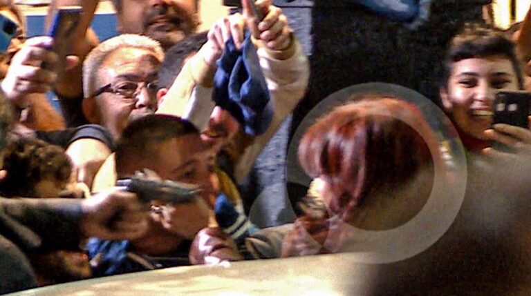 ΒΙΝΤΕΟ: Η στιγμή που άνδρας σημάδευε με όπλο την αντιπρόεδρο της Αργεντινής