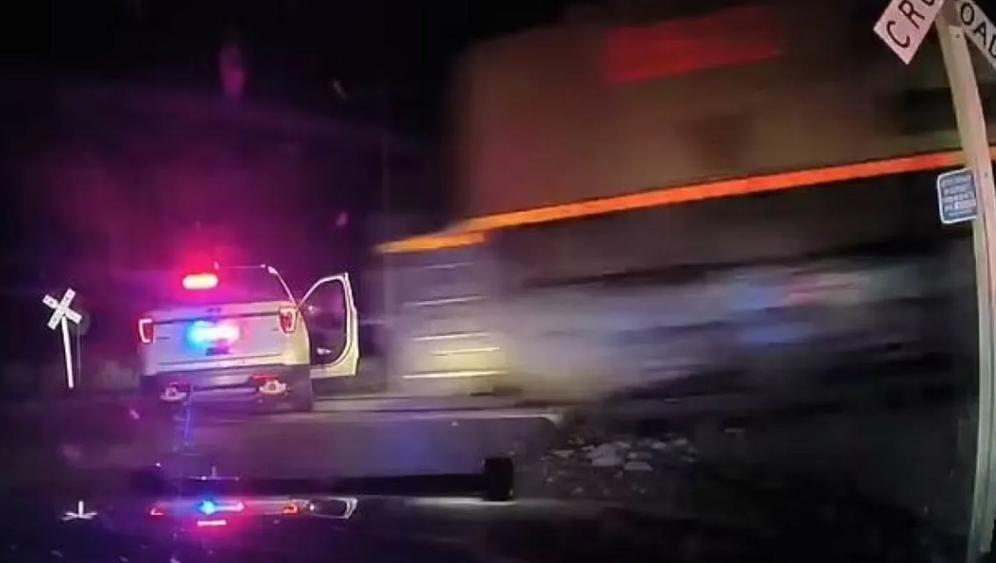 ΒΙΝΤΕΟ: Η στιγμή που τρένο παρασέρνει περιπολικό που είχε μέσα μια 20χρονη